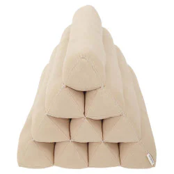 Liten enfärgad beige kapok pyramidkudde